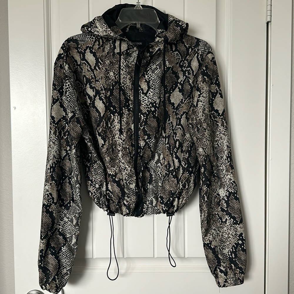 Windbreaker material snake jacket only worn once in great conditions.
